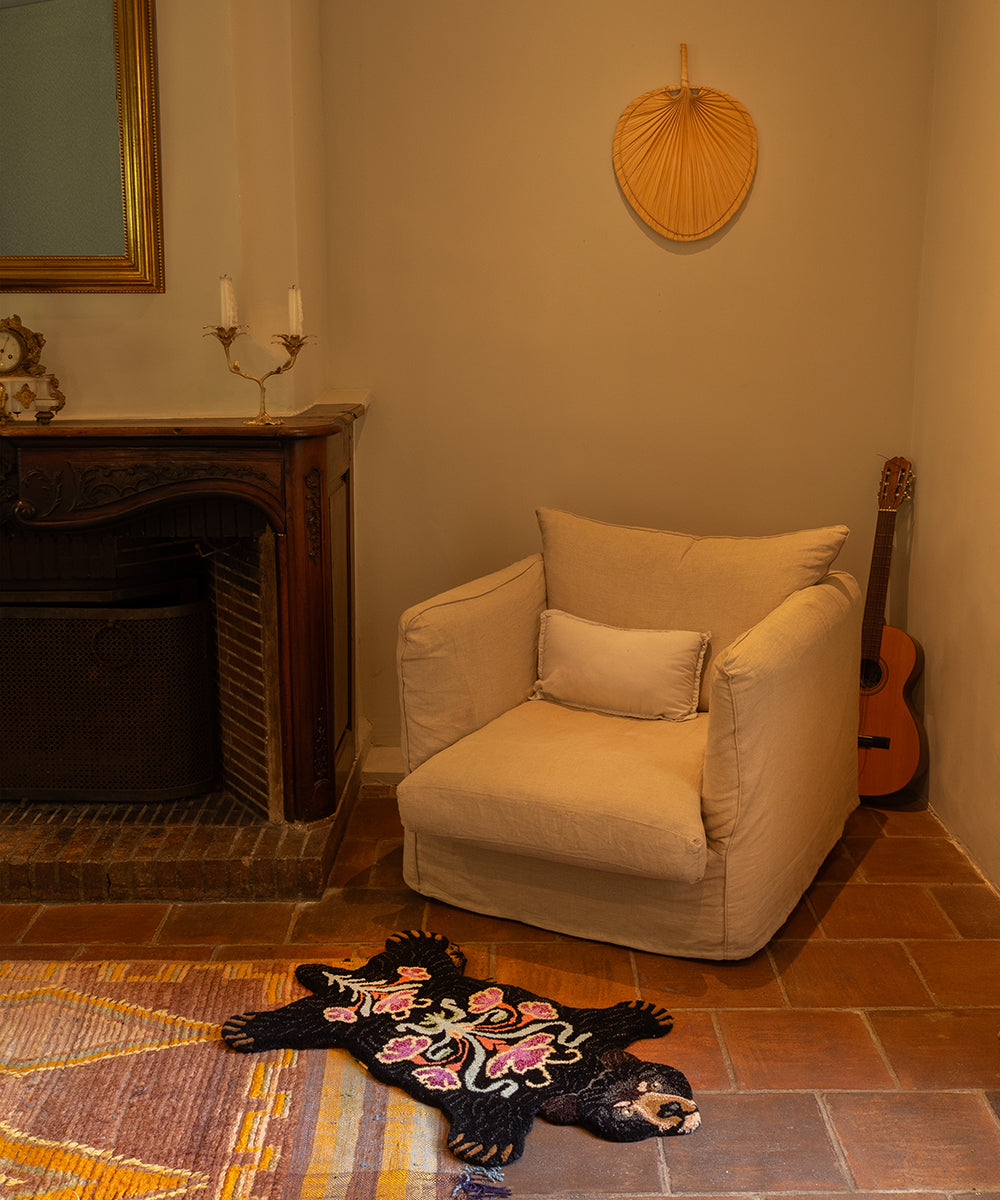 Håndlavet tæppe i uld | Tapis Amis · Bjørn med blomster fra Doing Goods | Niedziella & Friends 