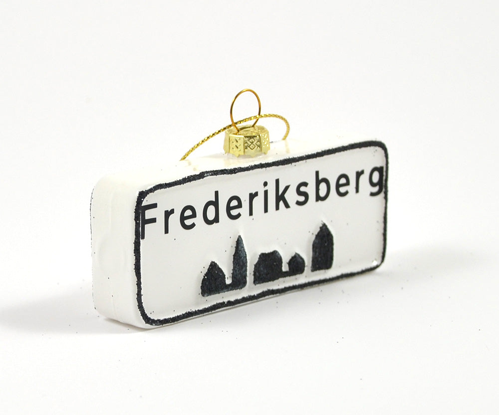 Juleophæng i form af byskilt med motiv af Frederiksberg · Køb julepynt hos Niedziella & Friends