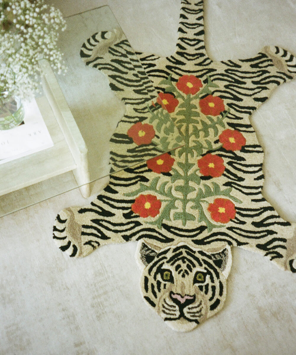 Håndlavet tæppe i uld | Tapis Amis · Tiger med blomster fra Doing Goods | Niedziella & Friends 