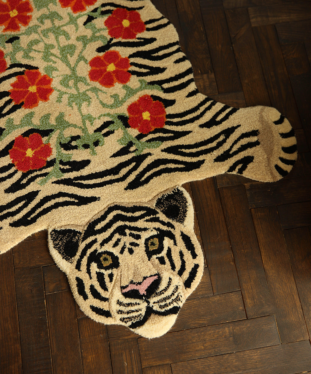 Håndlavet tæppe i uld | Tapis Amis · Tiger med blomster fra Doing Goods | Niedziella & Friends 