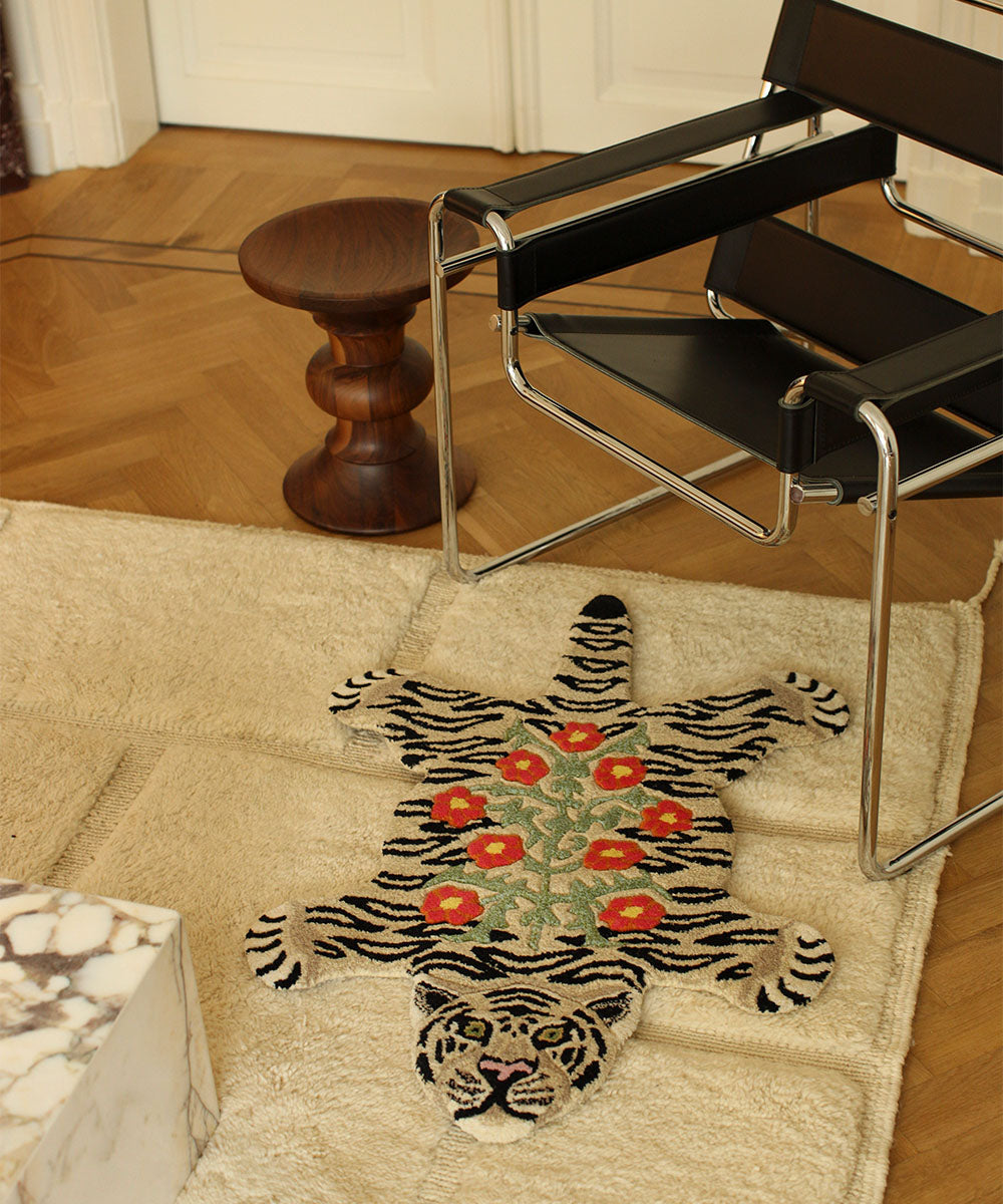 Håndlavet tæppe i uld | Tapis Amis · Tiger med blomster fra Doing Goods | Niedziella & Friends 