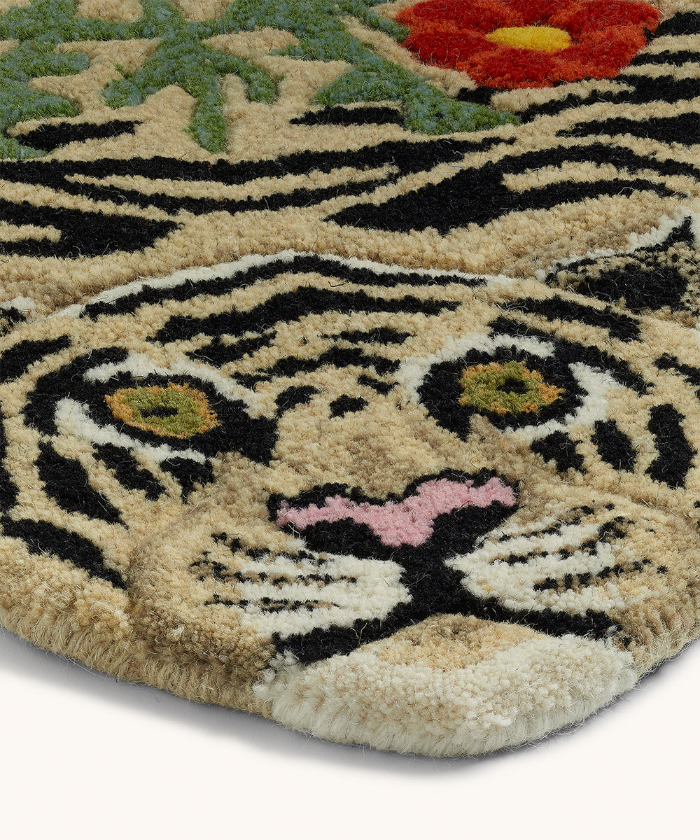 Håndlavet tæppe i uld | Tapis Amis · Tiger med blomster fra Doing Goods | Niedziella & Friends 