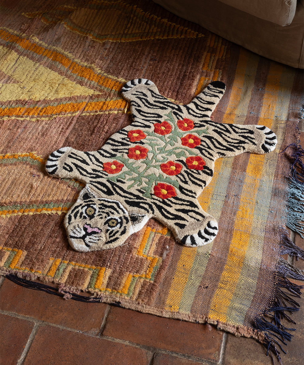 Håndlavet tæppe i uld | Tapis Amis · Tiger med blomster fra Doing Goods | Niedziella & Friends 