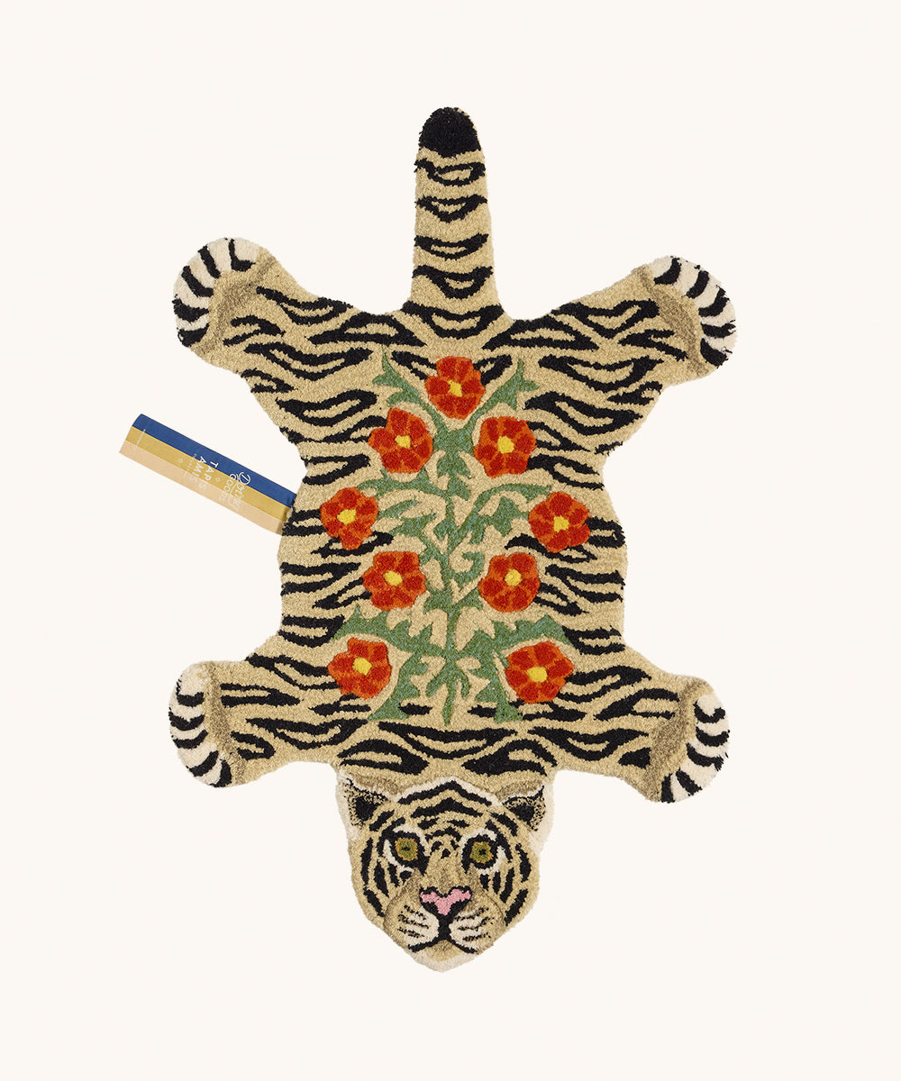 Håndlavet tæppe i uld | Tapis Amis · Tiger med blomster fra Doing Goods | Niedziella & Friends 