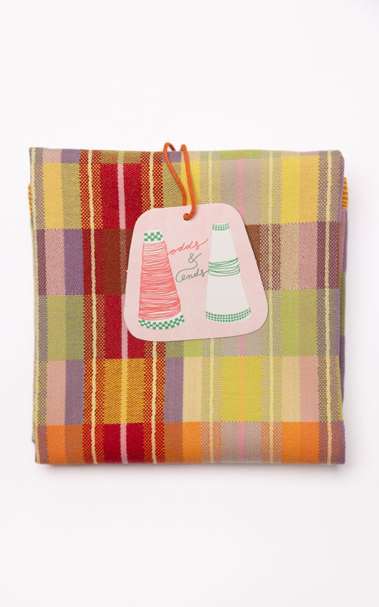 Viskestykke med mønster i rød, orange, gul og lyserød · Lavet af garnrester fra tekstilindustrien · Designer af Foekje Fleur hos Niedziella & Friends