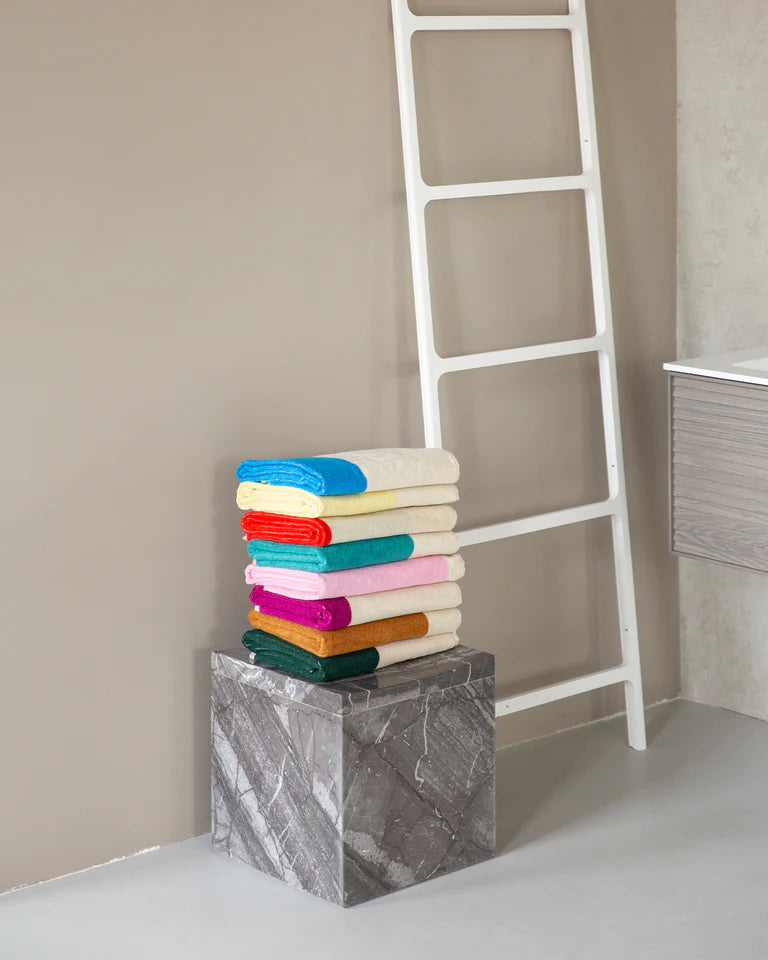 Badehåndklæder med elegant grafisk mønster fra Martens and Martens X Suite702 · Køb hos Niedziella & Friends