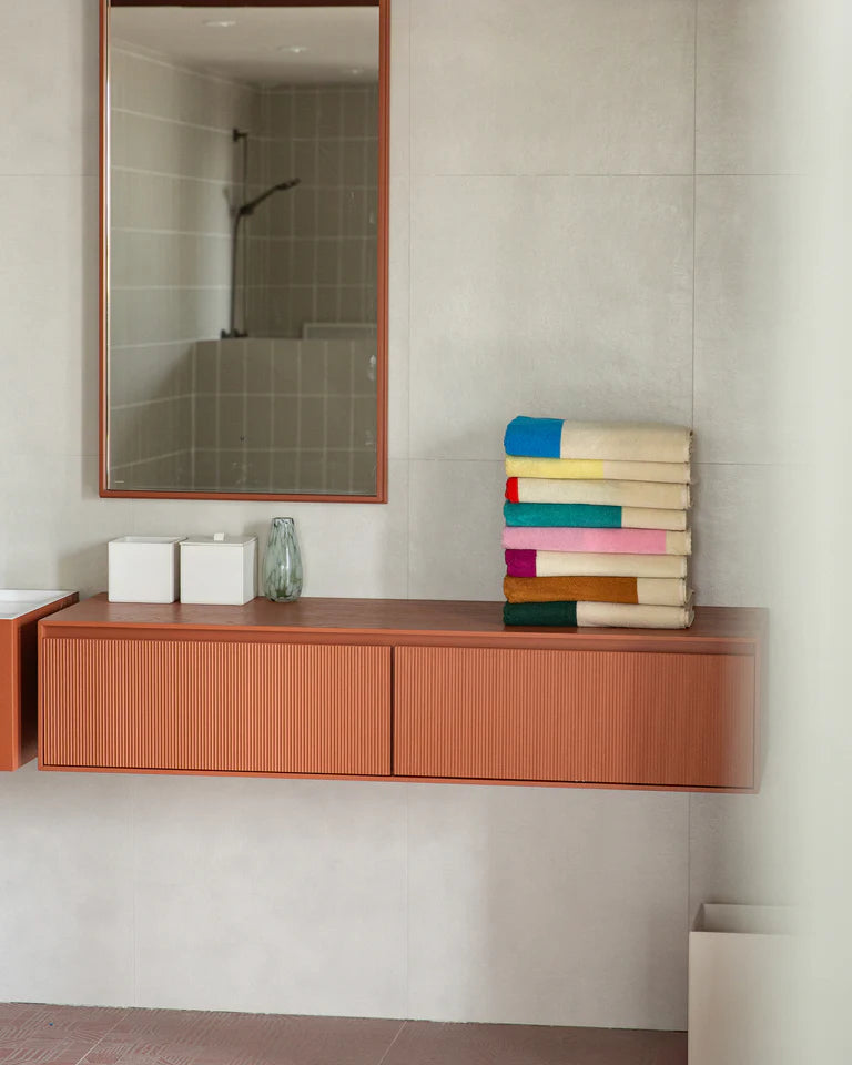 Badehåndklæder med elegant grafisk mønster fra Martens and Martens X Suite702 · Køb hos Niedziella & Friends