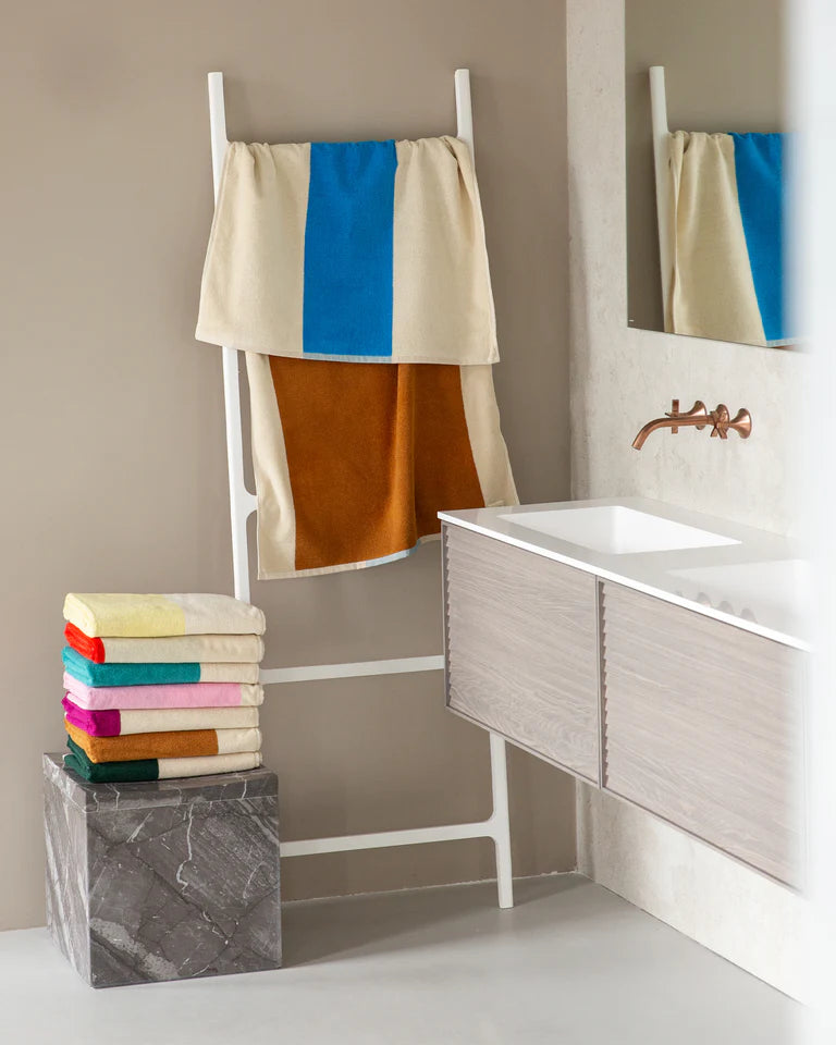 Badehåndklæde med elegant grafisk mønster i farverne aqua/toffee fra Martens and Martens X Suite702 · Køb hos Niedziella & Friends