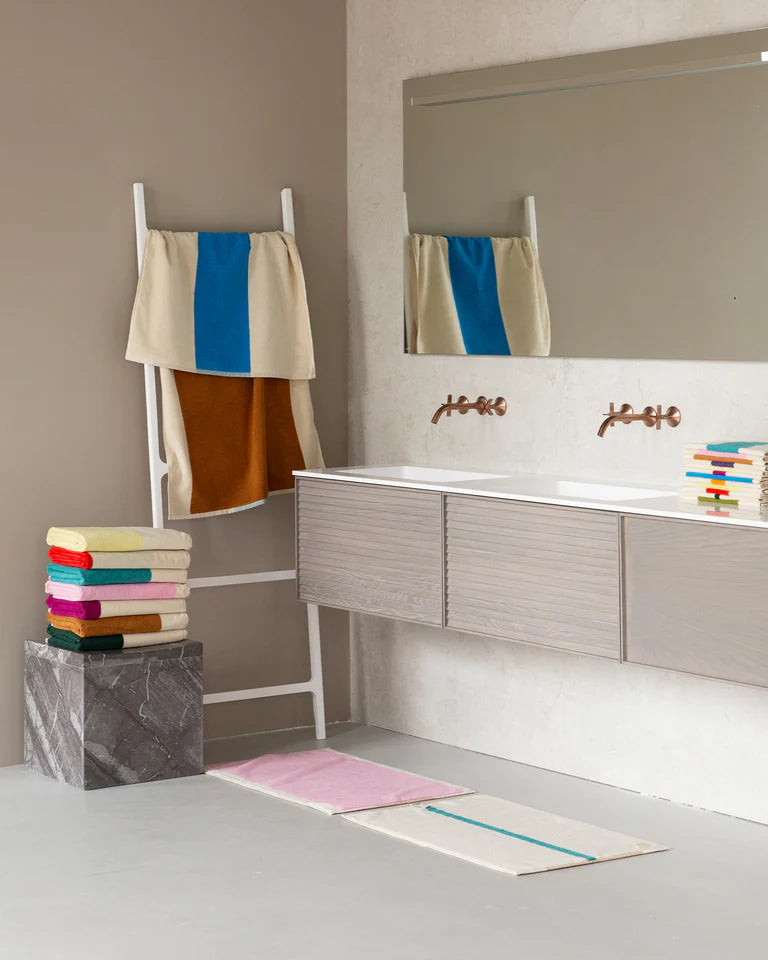 Badehåndklæde med elegant grafisk mønster i farverne aqua/toffee fra Martens and Martens X Suite702 · Køb hos Niedziella & Friends