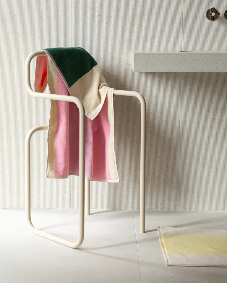 Badehåndklæde med elegant grafisk mønster i farverne pink/dark green fra Martens and Martens X Suite702 · Køb hos Niedziella & Friends