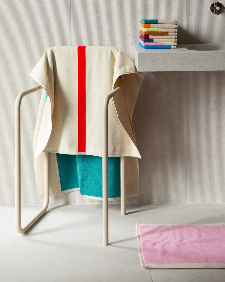Badehåndklæde med elegant grafisk mønster i farverne red/turquoise fra Martens and Martens X Suite702 · Køb hos Niedziella & Friends