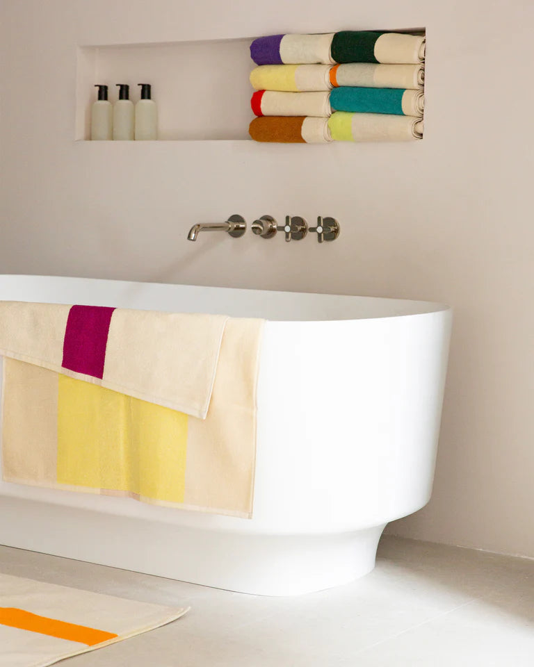 Badehåndklæde med elegant grafisk mønster i farverne yellow/fuchsia fra Martens and Martens X Suite702 · Køb hos Niedziella & Friends