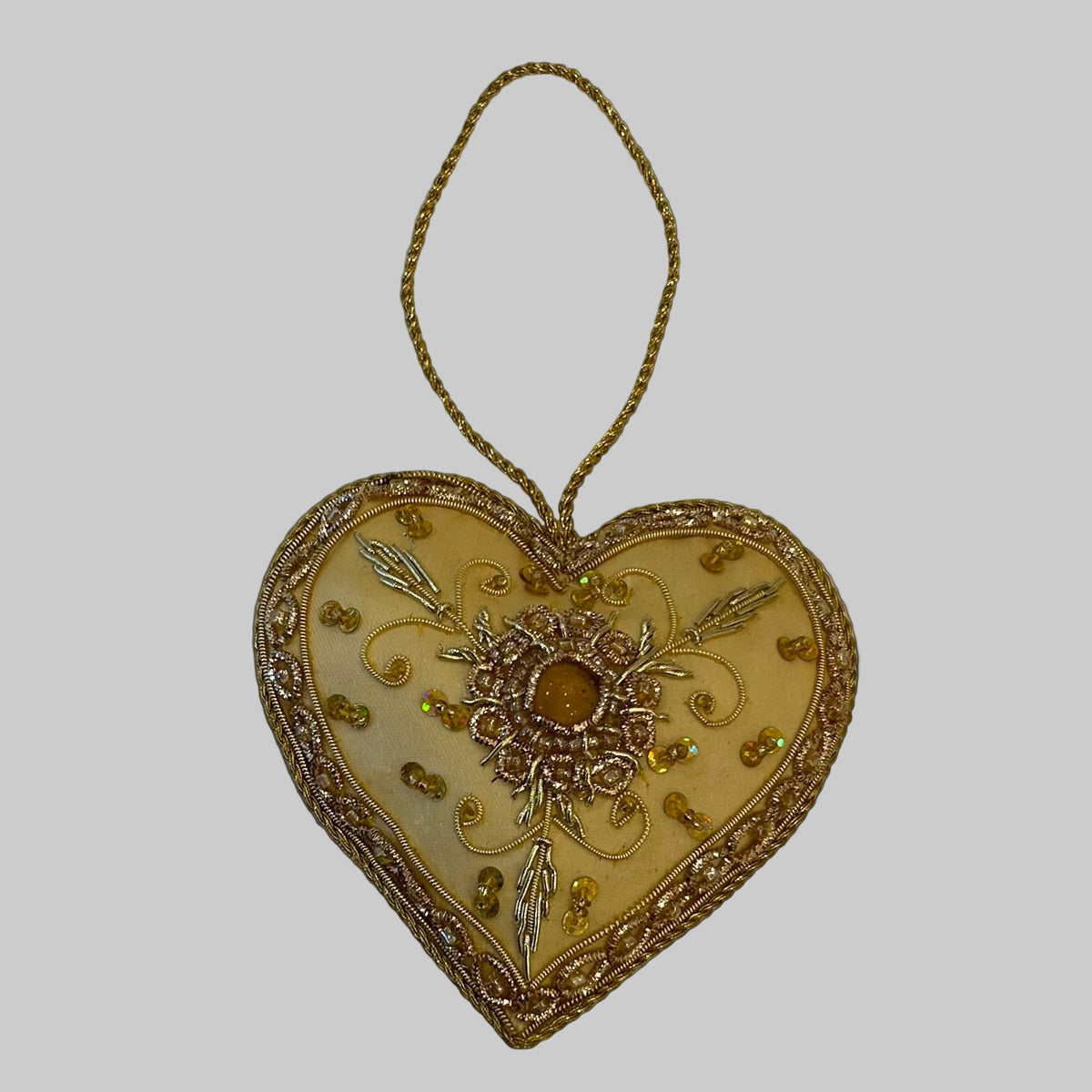 Håndbroderet hjerte med guldtråd, glasperler, palietter · Niedziella & Friends