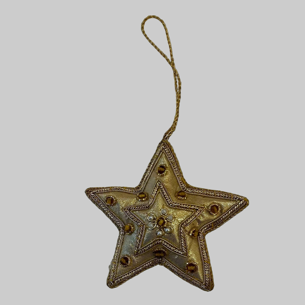 Håndbroderet stjerne med guldtråd, glasperler, palietter · Niedziella & Friends