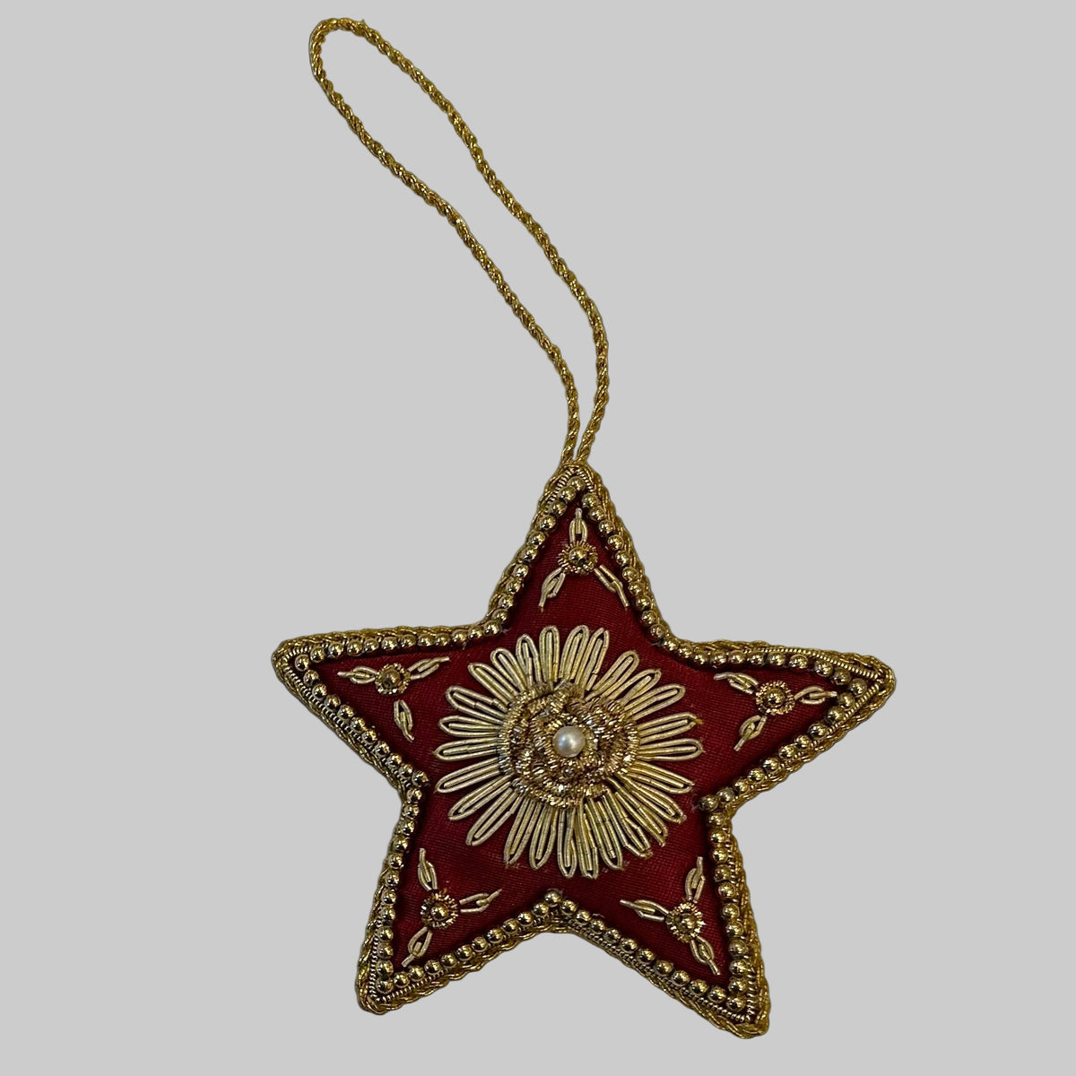 Håndbroderet stjerne med guldtråd, glasperler, palietter · Niedziella & Friends
