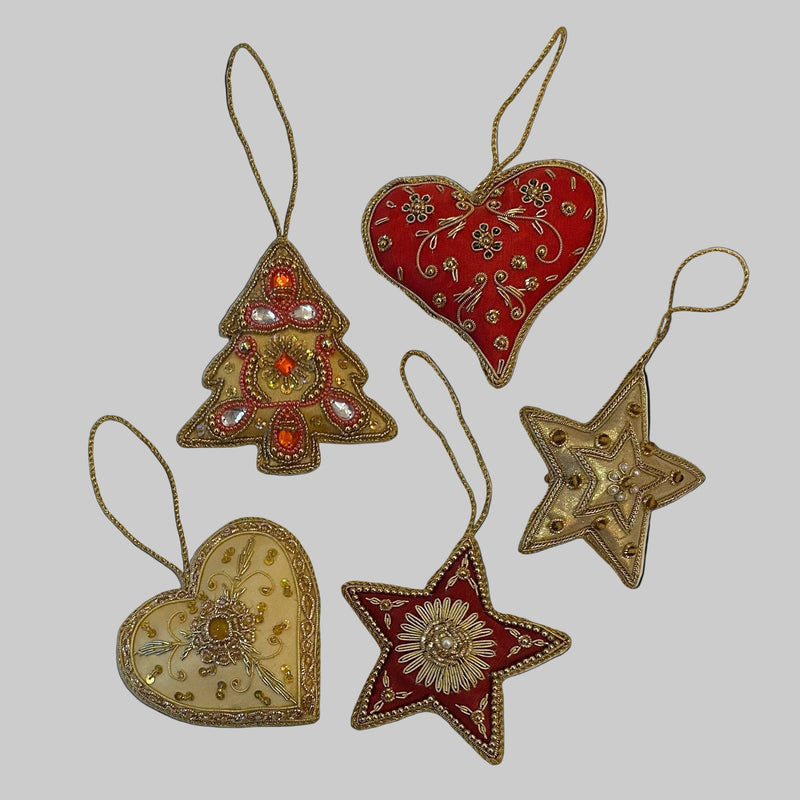 Håndbroderet julepynt med guldtråd, glasperler og palietter · Niedziella & Friends