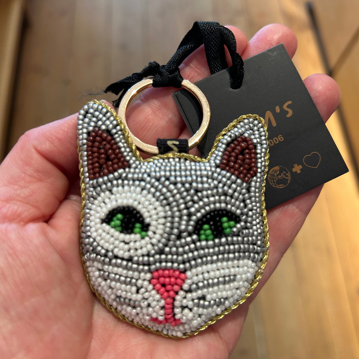 Katte-nøglering håndbroderet i små perler · MUM's OY · Finsk design hos Niedziella & Friends