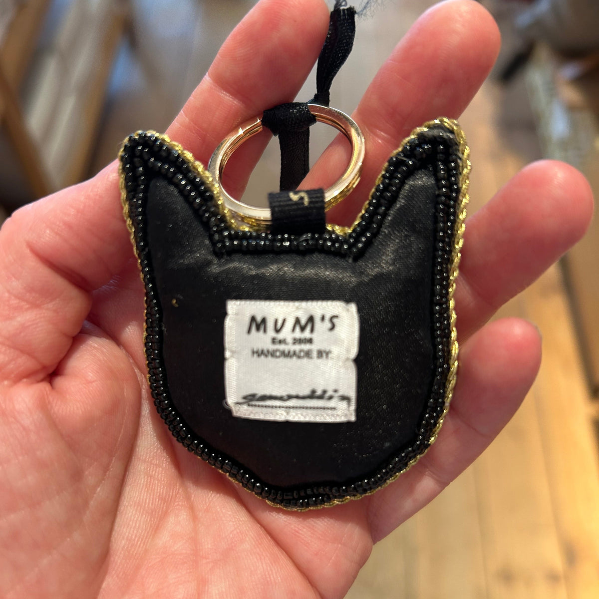 Katte-nøglering håndbroderet i små perler · MUM's OY · Finsk design hos Niedziella & Friends