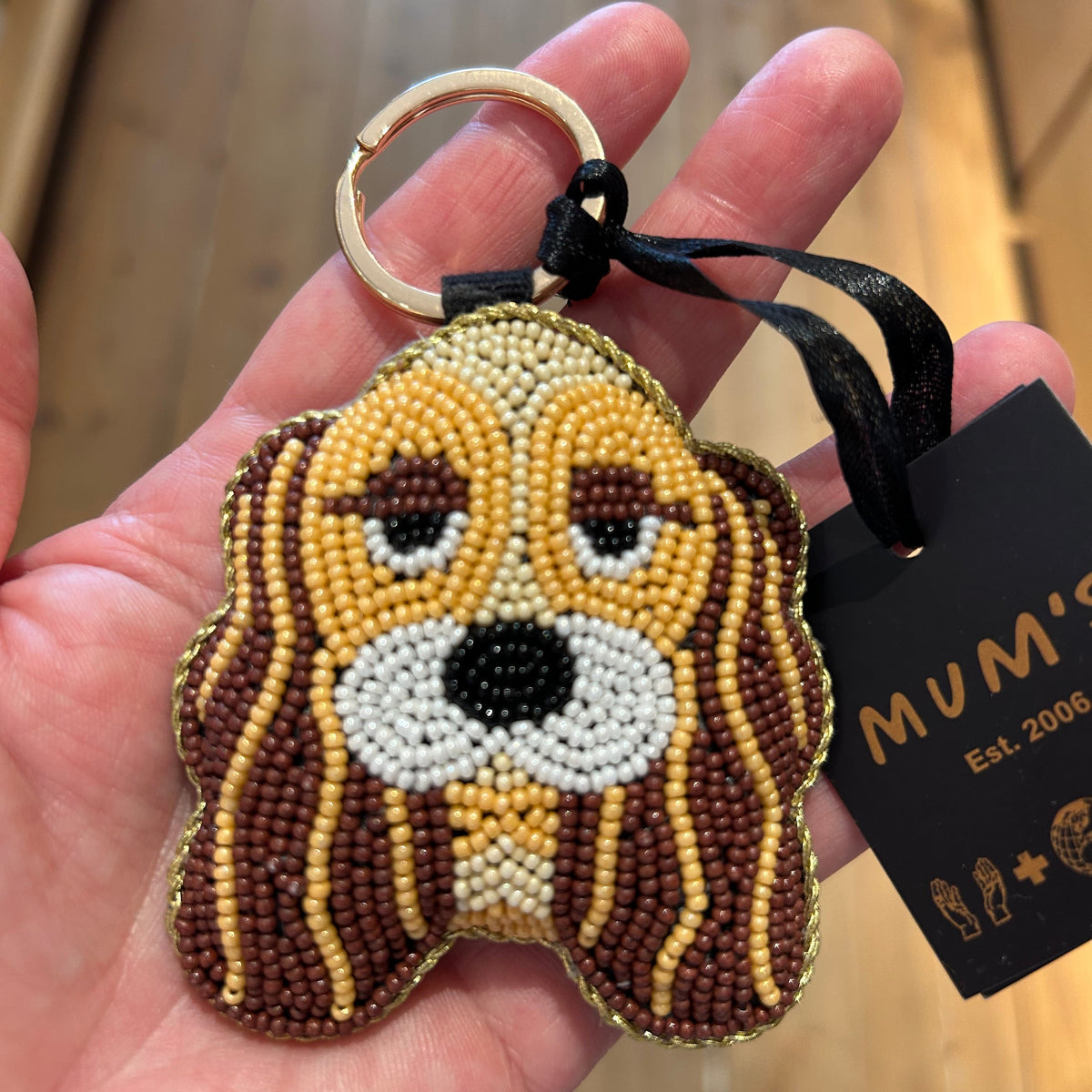 Hunde-nøglering håndbroderet i små perler · MUM's OY · Finsk design hos Niedziella & Friends
