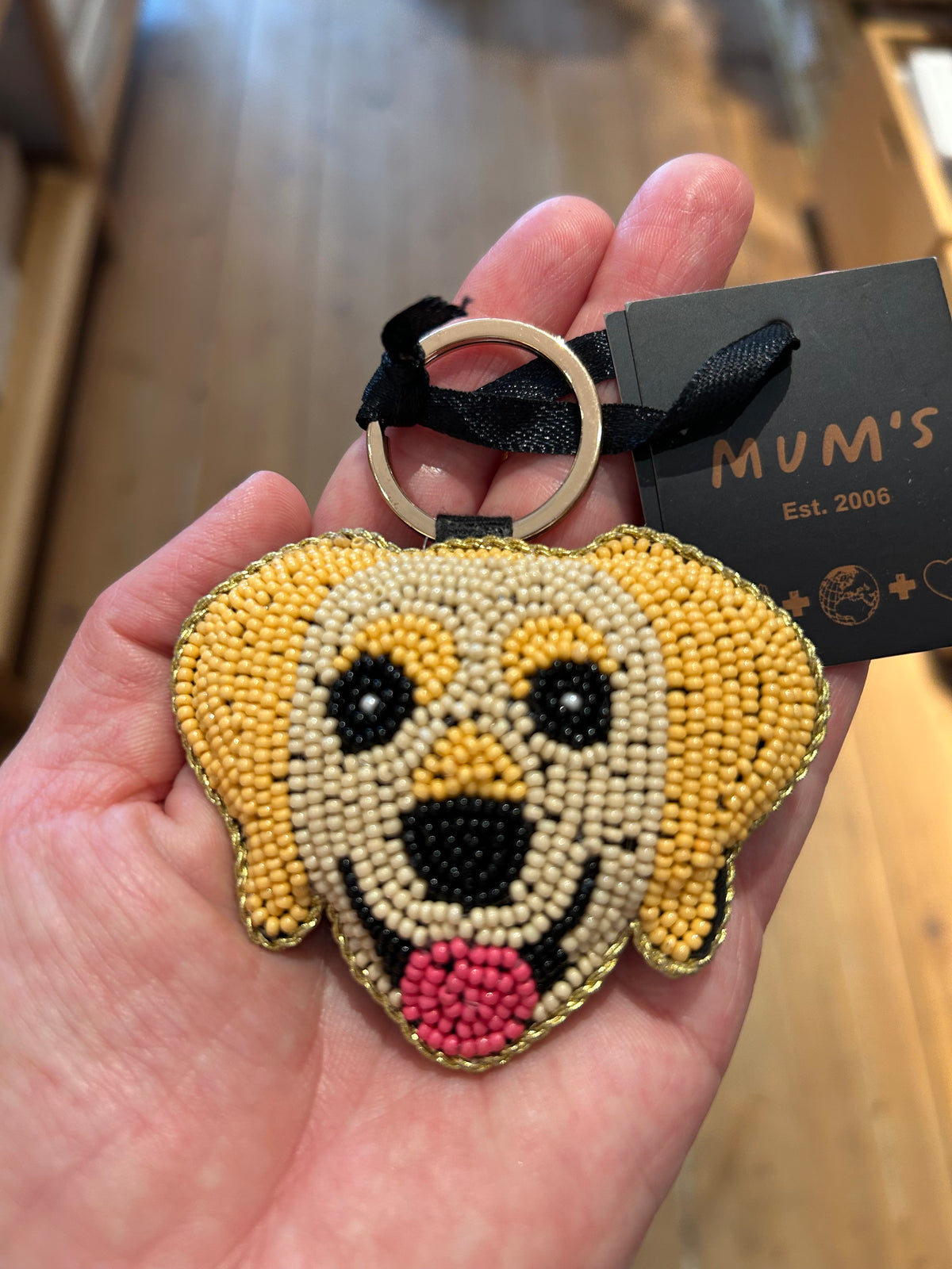 Hunde-nøglering håndbroderet i små perler · MUM's OY · Finsk design hos Niedziella & Friends