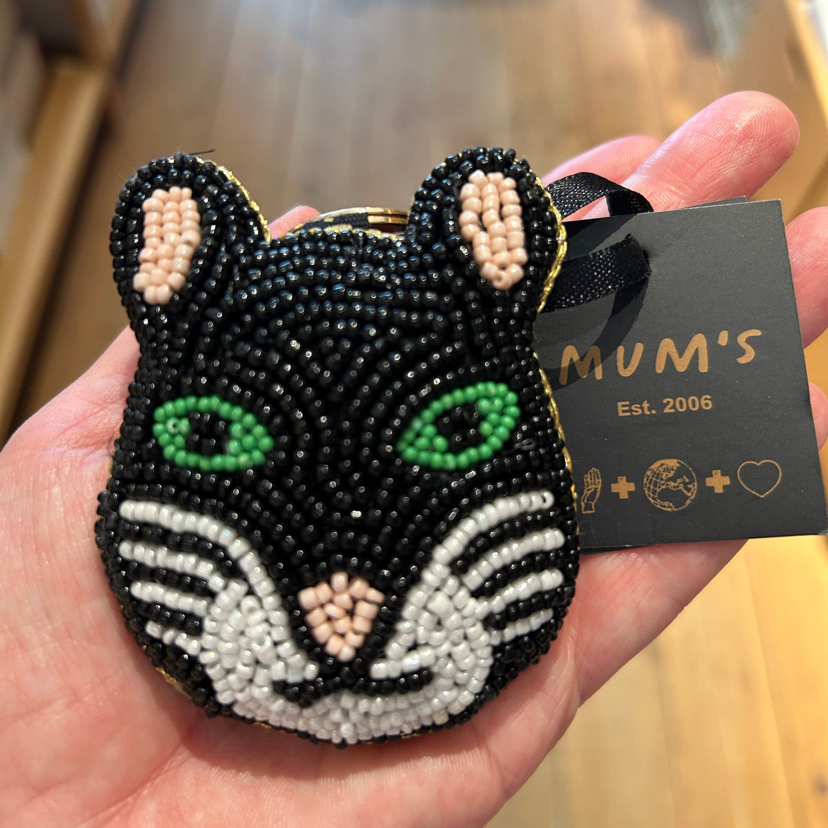 Katte-nøglering håndbroderet i små perler · MUM's OY · Finsk design hos Niedziella & Friends