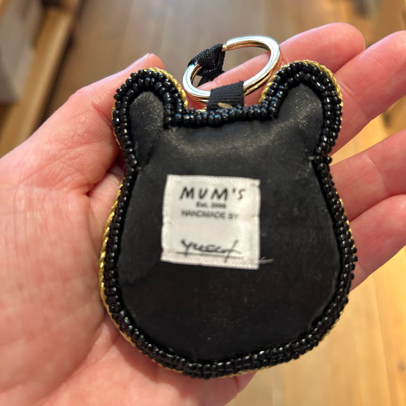 Katte-nøglering håndbroderet i små perler · MUM's OY · Finsk design hos Niedziella & Friends
