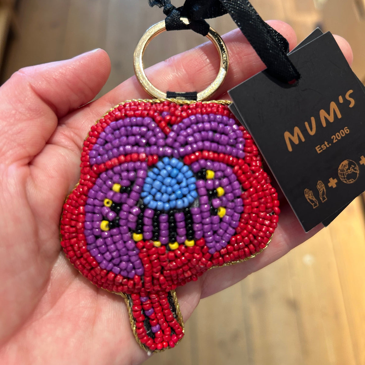 Blomster-nøglering håndbroderet i små perler · MUM's OY · Finsk design hos Niedziella & Friends