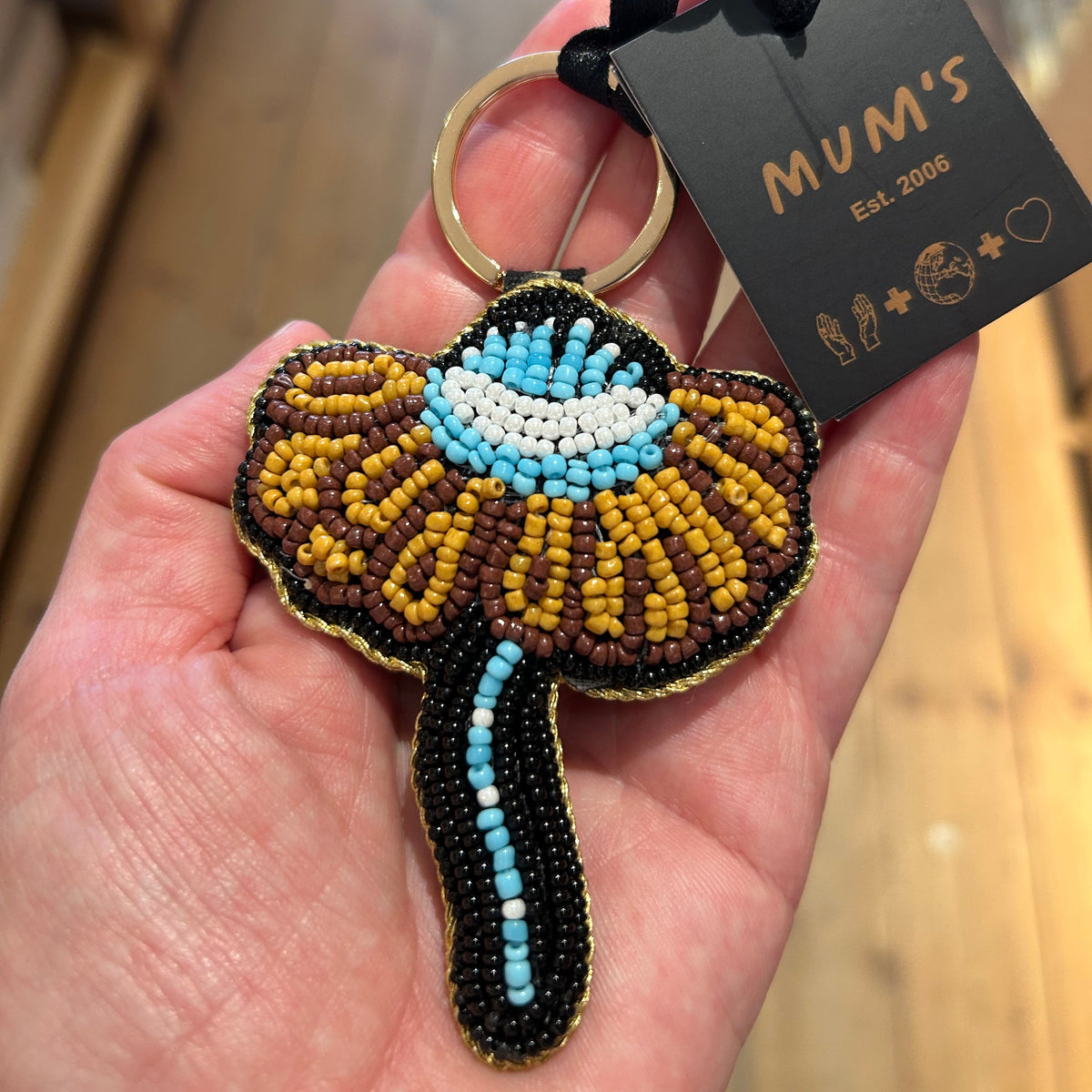Blomster-nøglering håndbroderet i små perler · MUM's OY · Finsk design hos Niedziella & Friends
