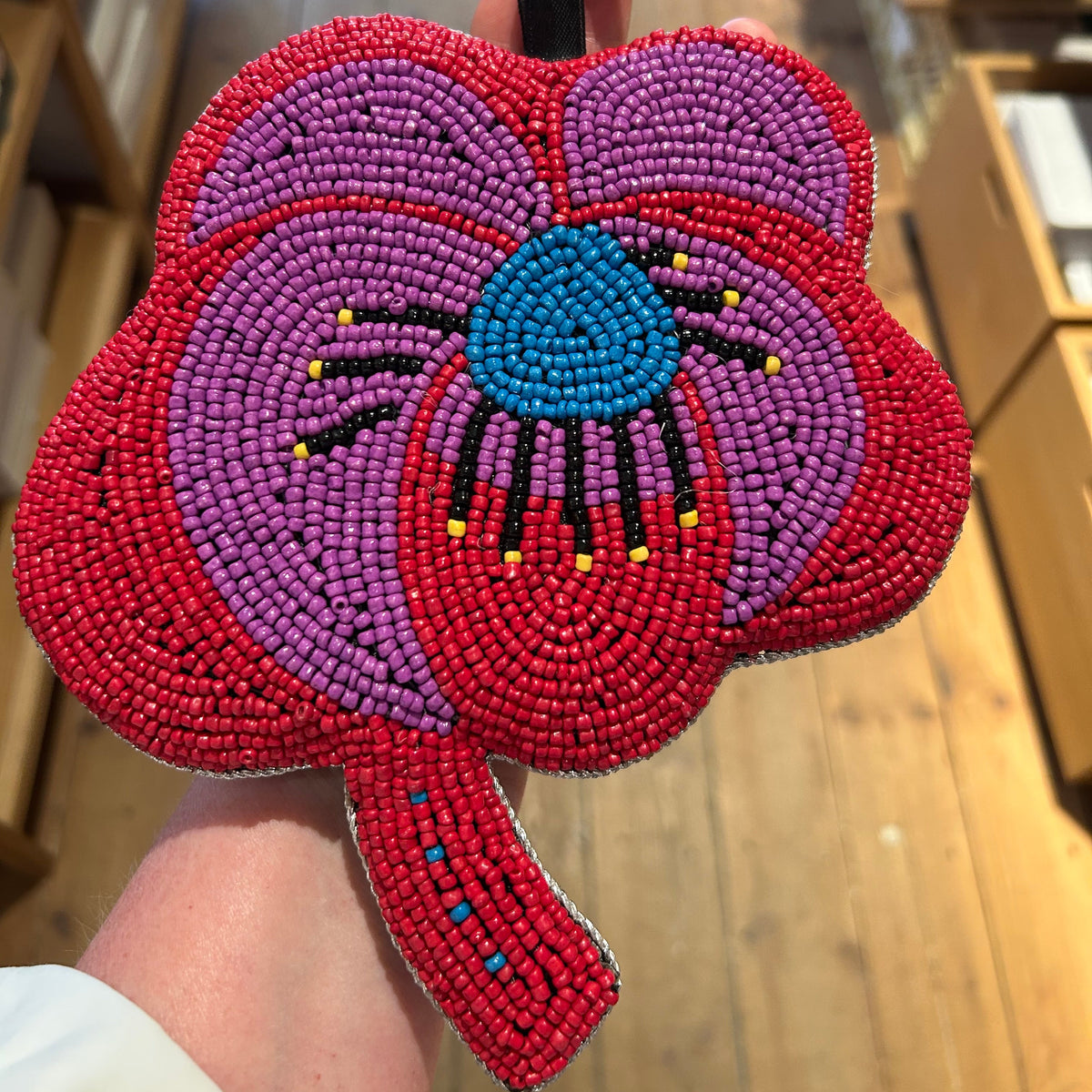 Blomster-vægdekoration håndbroderet i små perler · MUM's OY · Finsk design hos Niedziella & Friends