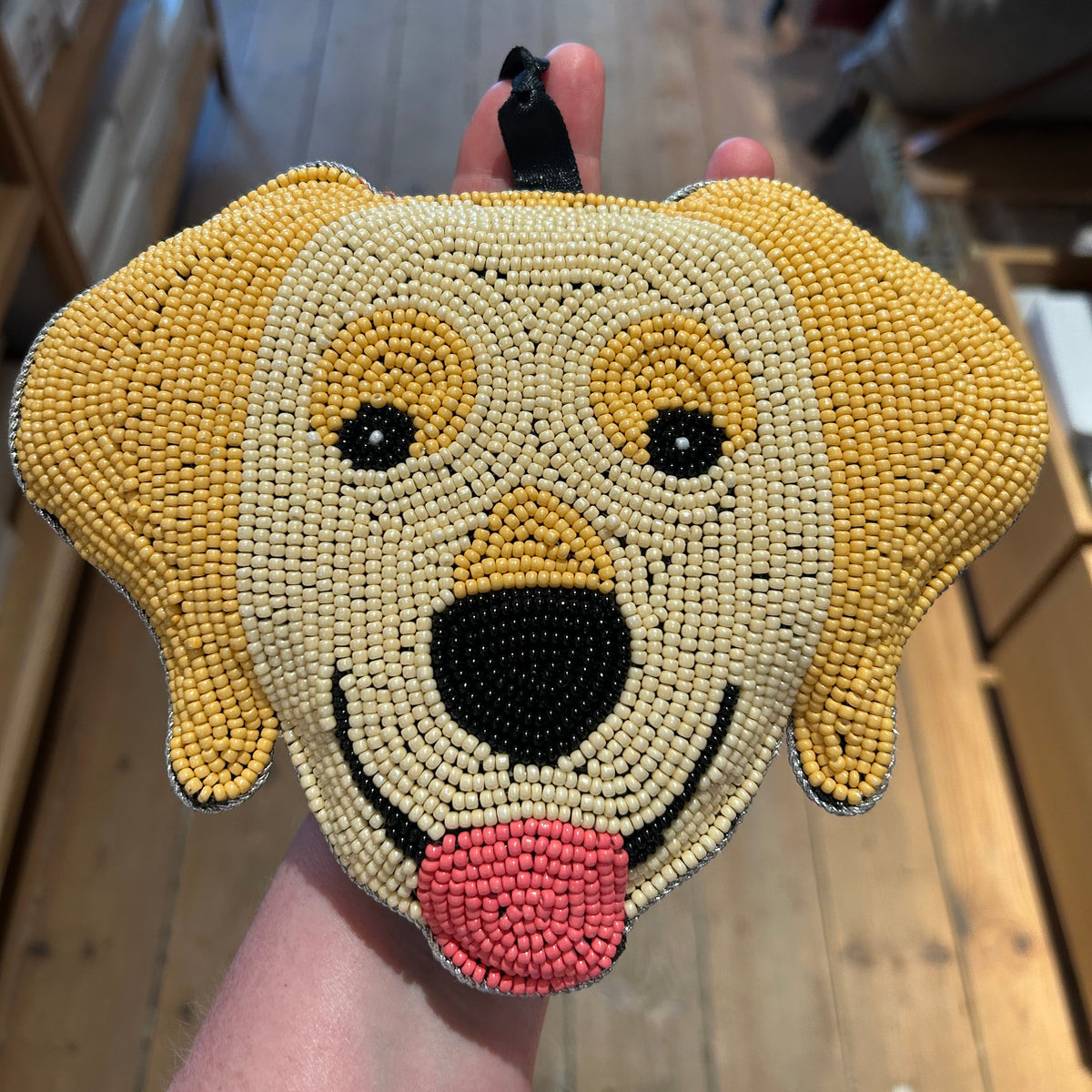 Hunde-vægdekoration håndbroderet i små perler · MUM's OY · Finsk design hos Niedziella & Friends