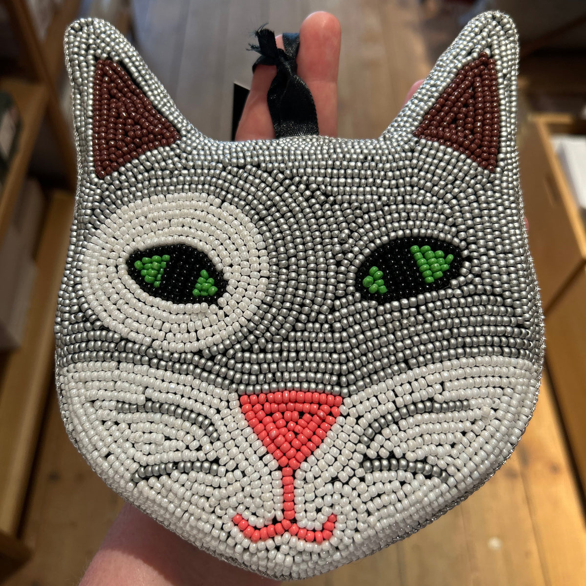 Katte-vægdekoration håndbroderet i små perler · MUM's OY · Finsk design hos Niedziella & Friends