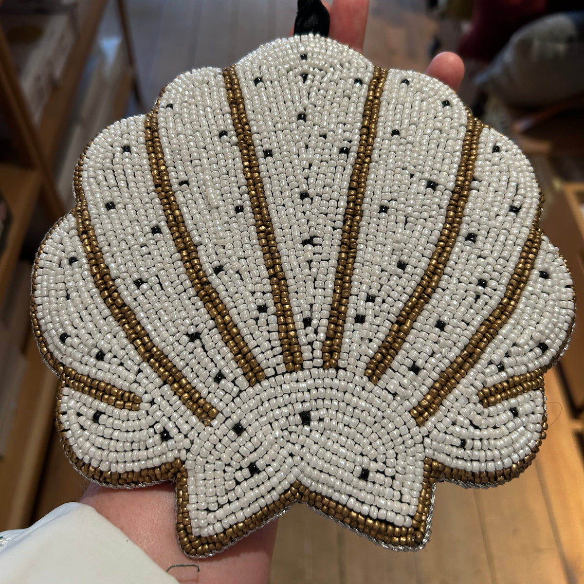 Musling-vægdekoration håndbroderet i små perler · MUM's OY · Finsk design hos Niedziella & Friends