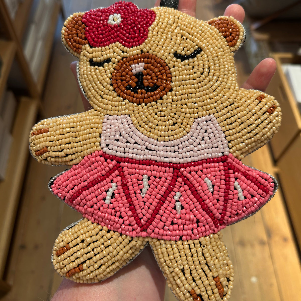 Dansebamse-vægdekoration håndbroderet i små perler · MUM's OY · Finsk design hos Niedziella & Friends