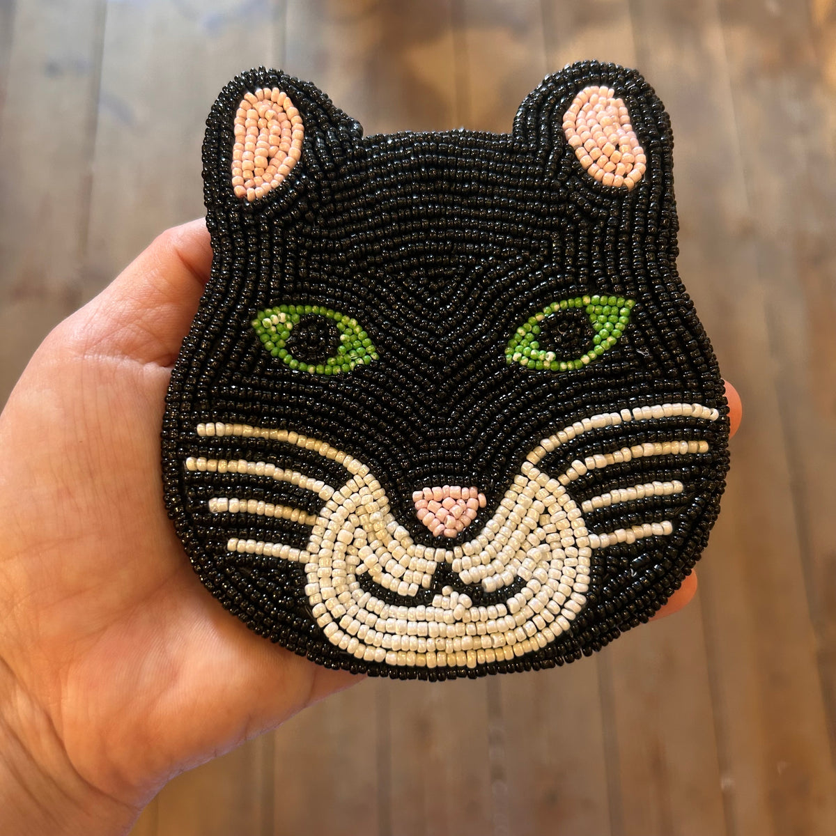 Katte-pung håndbroderet i små perler · MUM's OY · Finsk design hos Niedziella & Friends