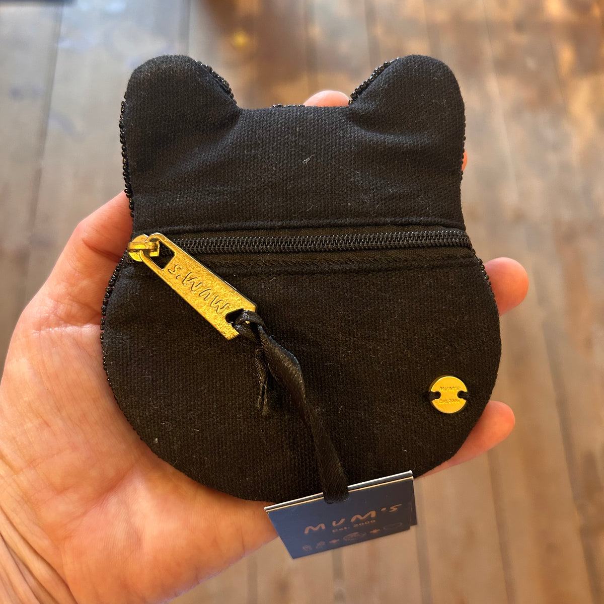 Katte-pung håndbroderet i små perler · MUM's OY · Finsk design hos Niedziella & Friends