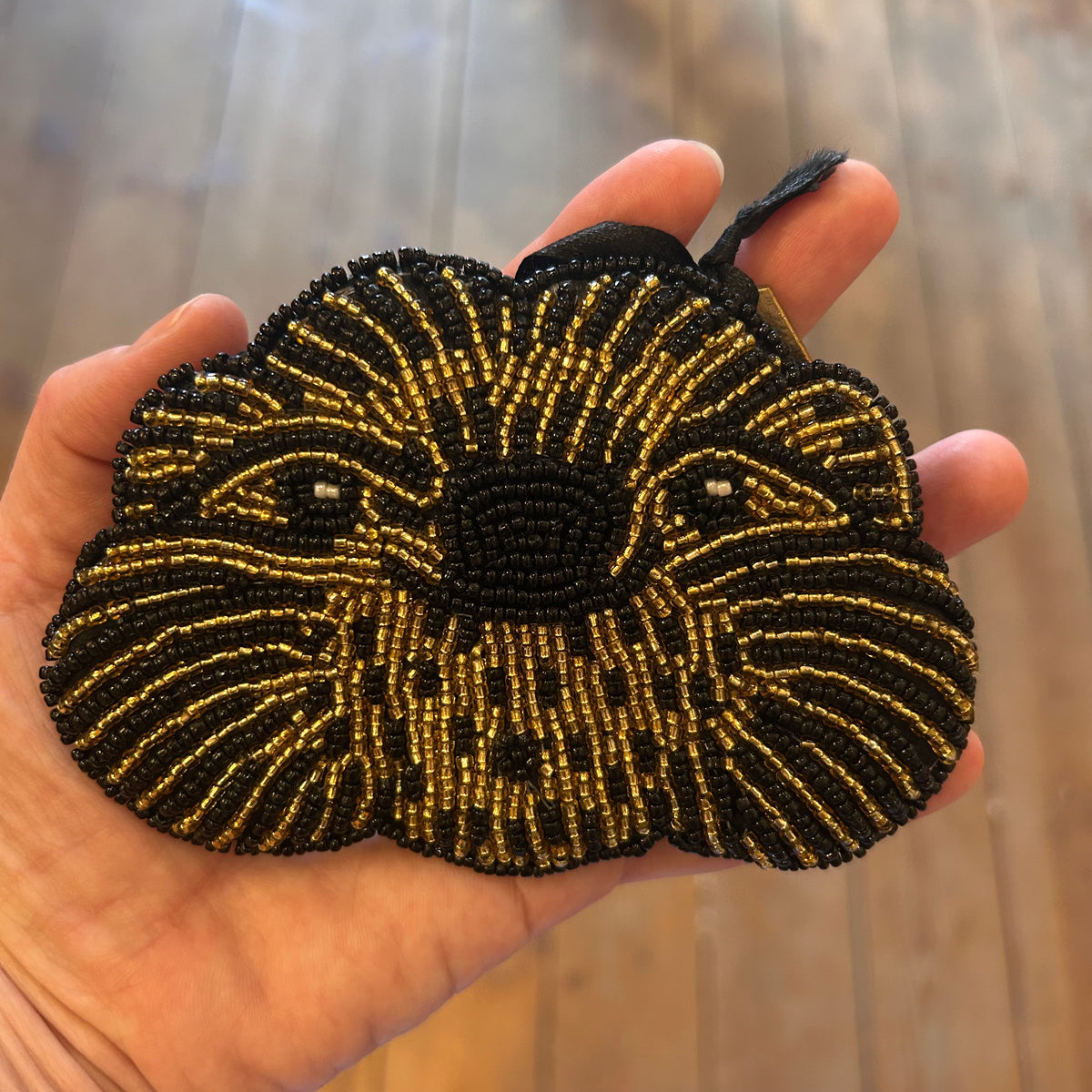Odder-pung håndbroderet i små perler · MUM's OY · Finsk design hos Niedziella & Friends