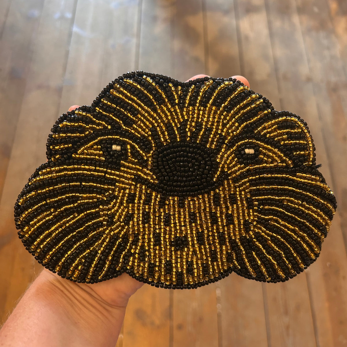 Odder-clutch håndbroderet i små perler · MUM's OY · Finsk design hos Niedziella & Friends