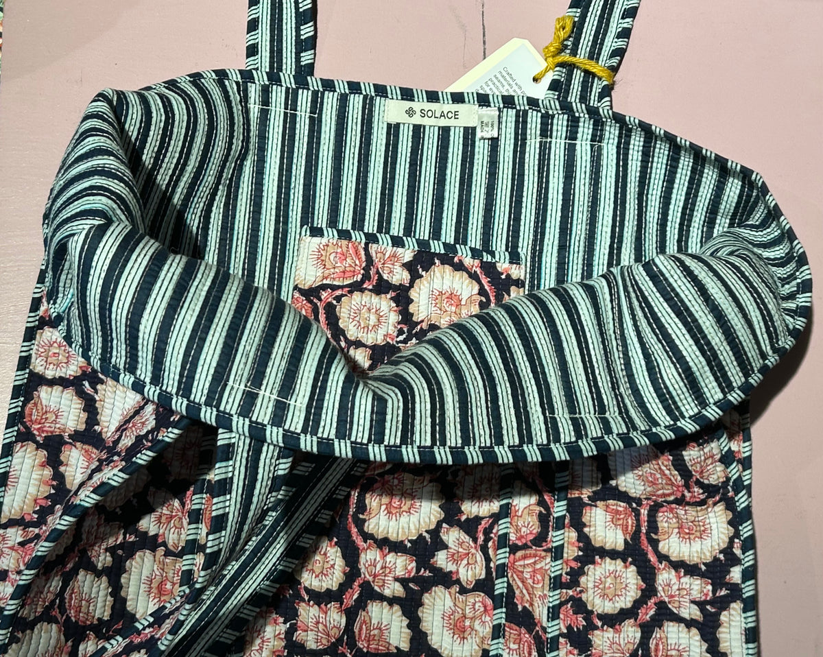 Projekttaske i 100% bomuld · Quiltet af rest-stof · Sort med blomster · Niedziella & Friends