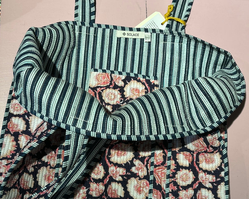 Projekttaske i 100% bomuld · Quiltet af rest-stof · Sort med blomster · Niedziella & Friends