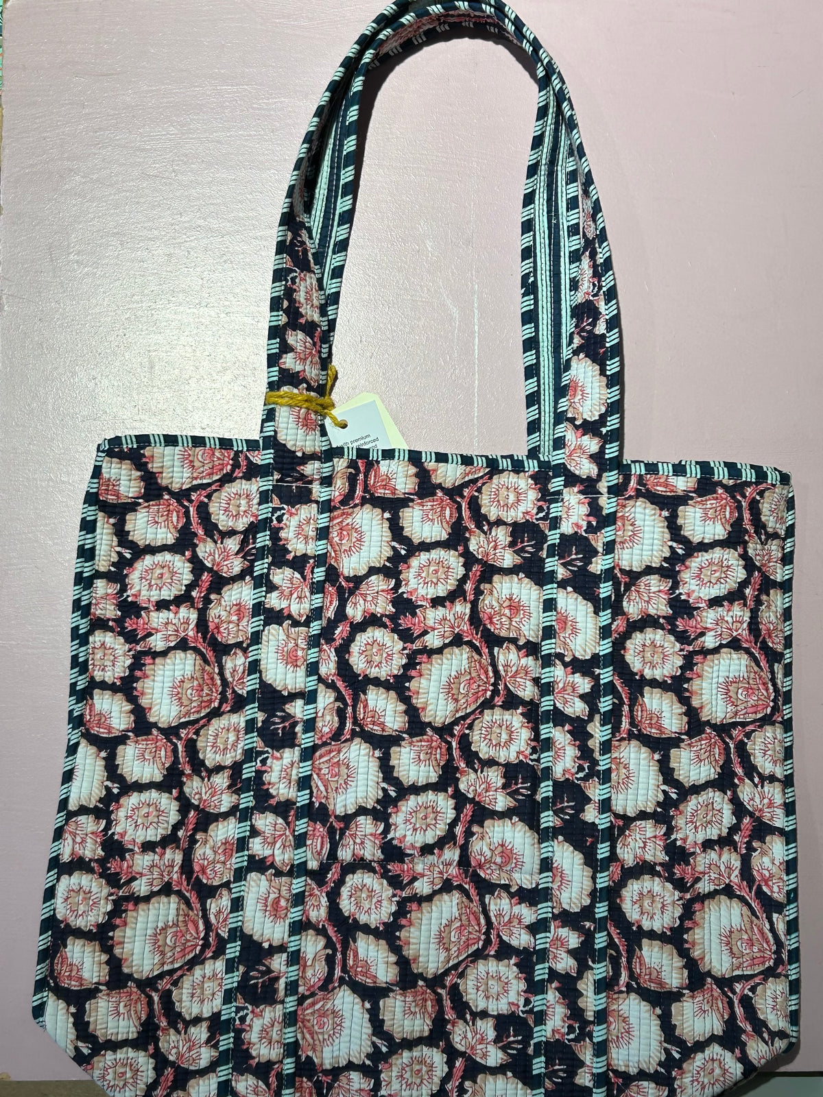 Projekttaske i 100% bomuld · Quiltet af rest-stof · Sort med blomster · Niedziella & Friends