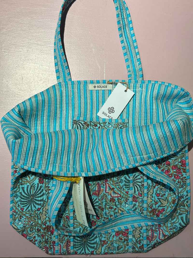 Projekttaske i 100% bomuld · Quiltet af rest-stof · Turkisblå med grene og sommerfugle · Niedziella & Friends