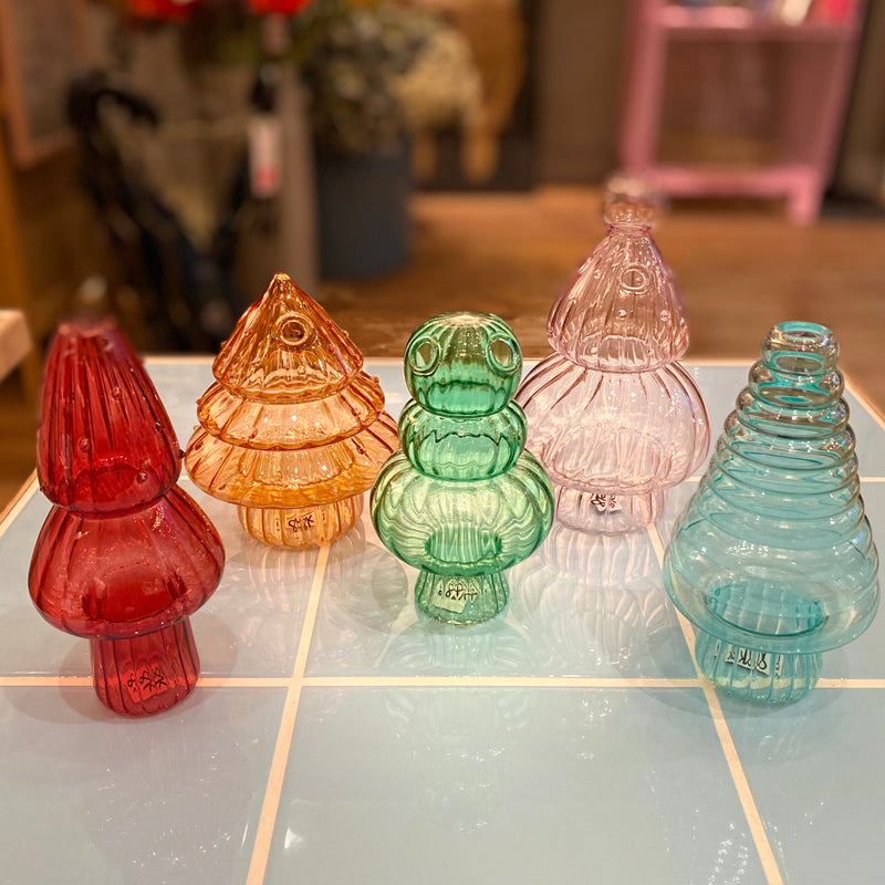 Vaser i glas fra &Klevering Amsterdam · Formet som et mini-juletræ ·  Niedziella & Friends