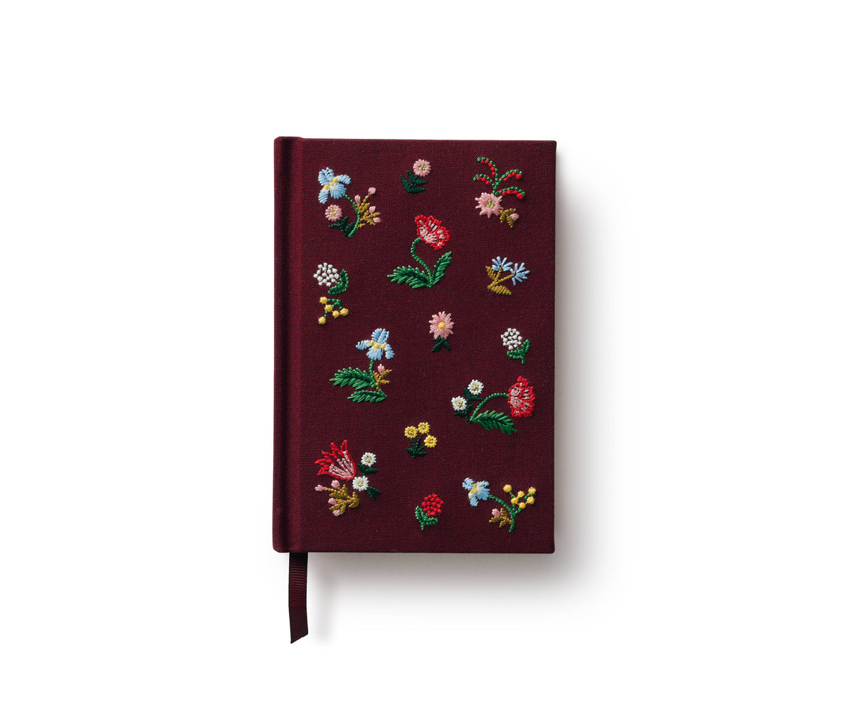 Smuk og elegant notesbog med broderi fra Rifle Paper Co. Bogen har blanke sider · Hos Niedziella & Friends