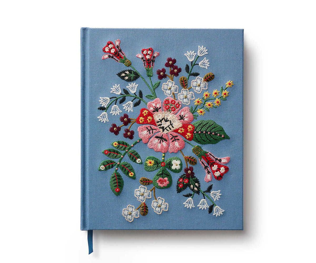Smuk og elegant skitsebog med broderi fra Rifle Paper Co. Bogen har blanke sider · Hos Niedziella & Friends