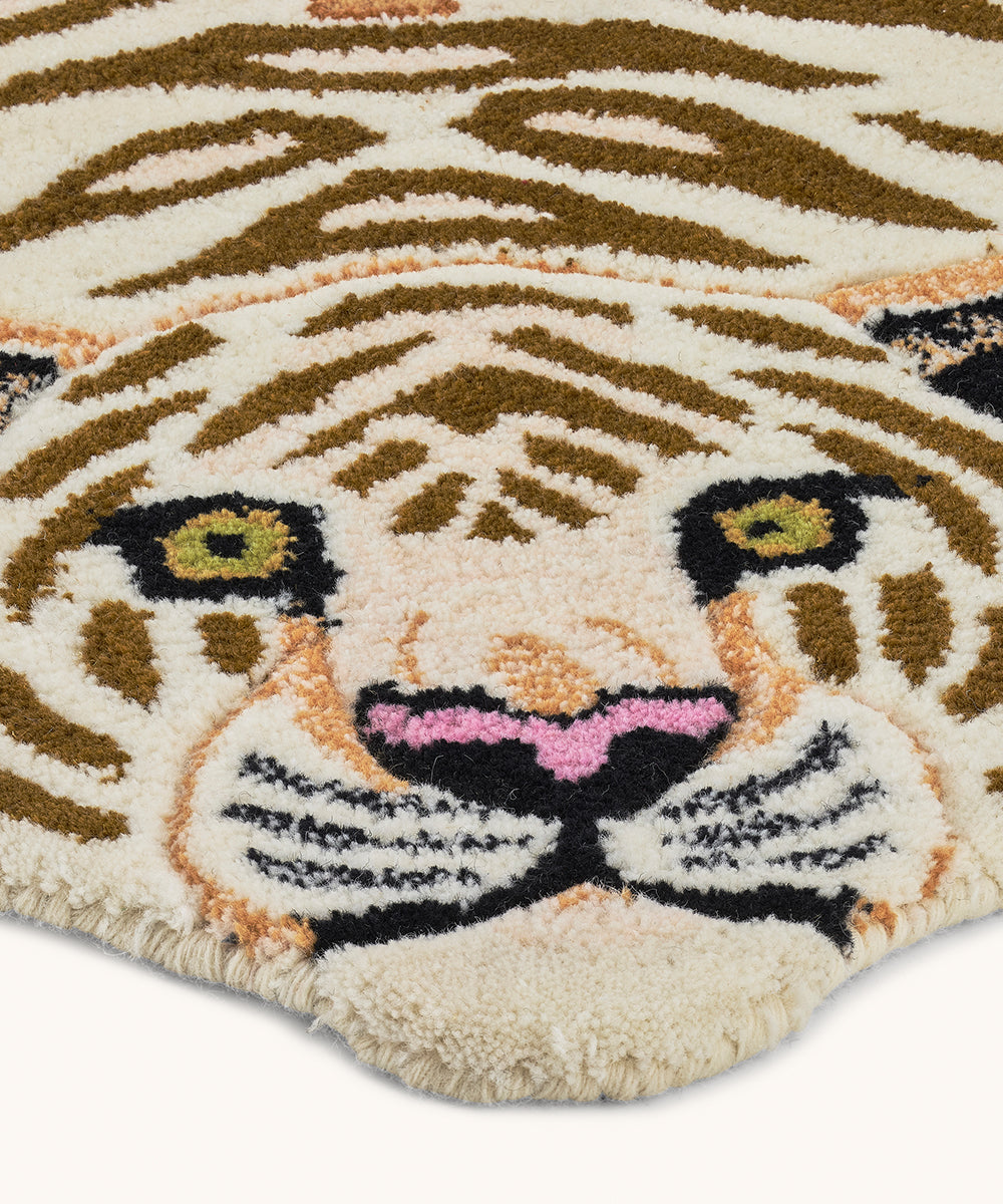 Håndlavet tæppe i uld | Tapis Amis · Jill Tiger med mønster fra Doing Goods | Niedziella & Friends 