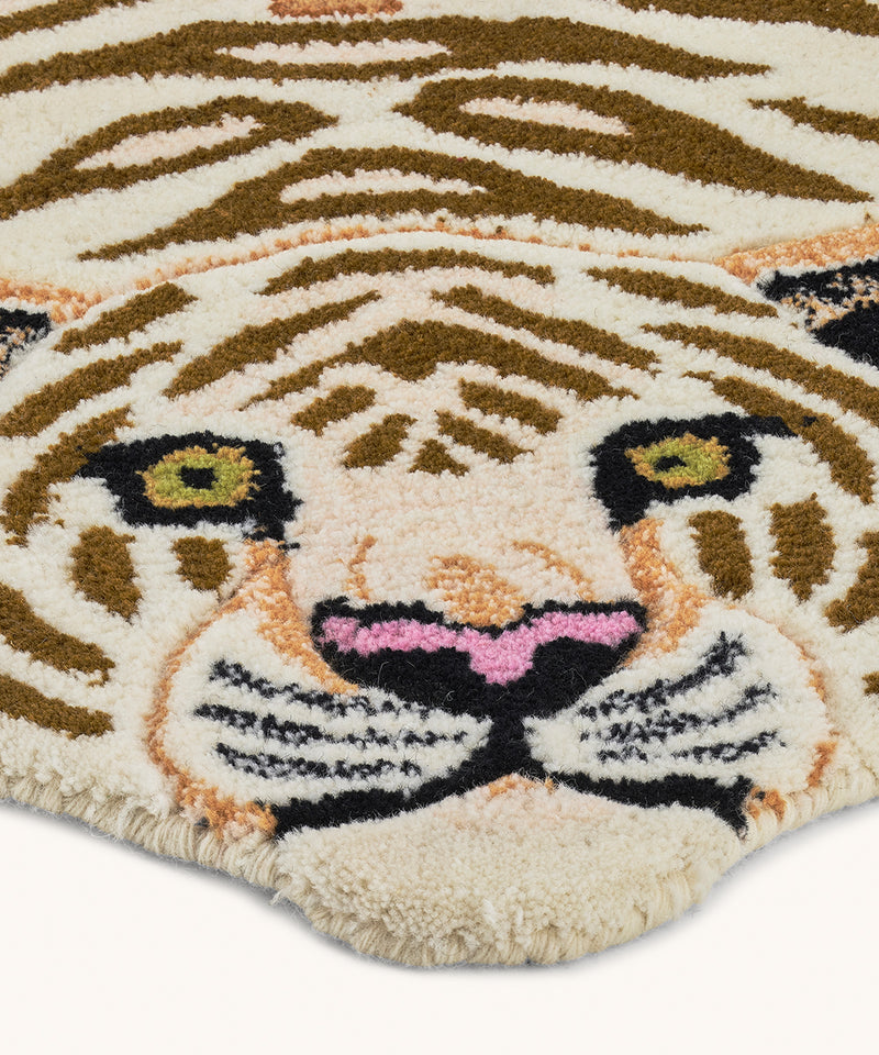 Håndlavet tæppe i uld | Tapis Amis · Jill Tiger med mønster fra Doing Goods | Niedziella & Friends 