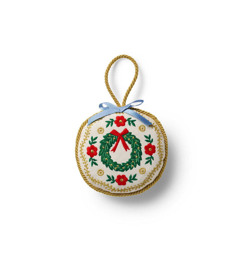 Broderet juleophæng med blomster-motiv og guldsnor til ophæng · Julepynt hos Niedziella & Friends