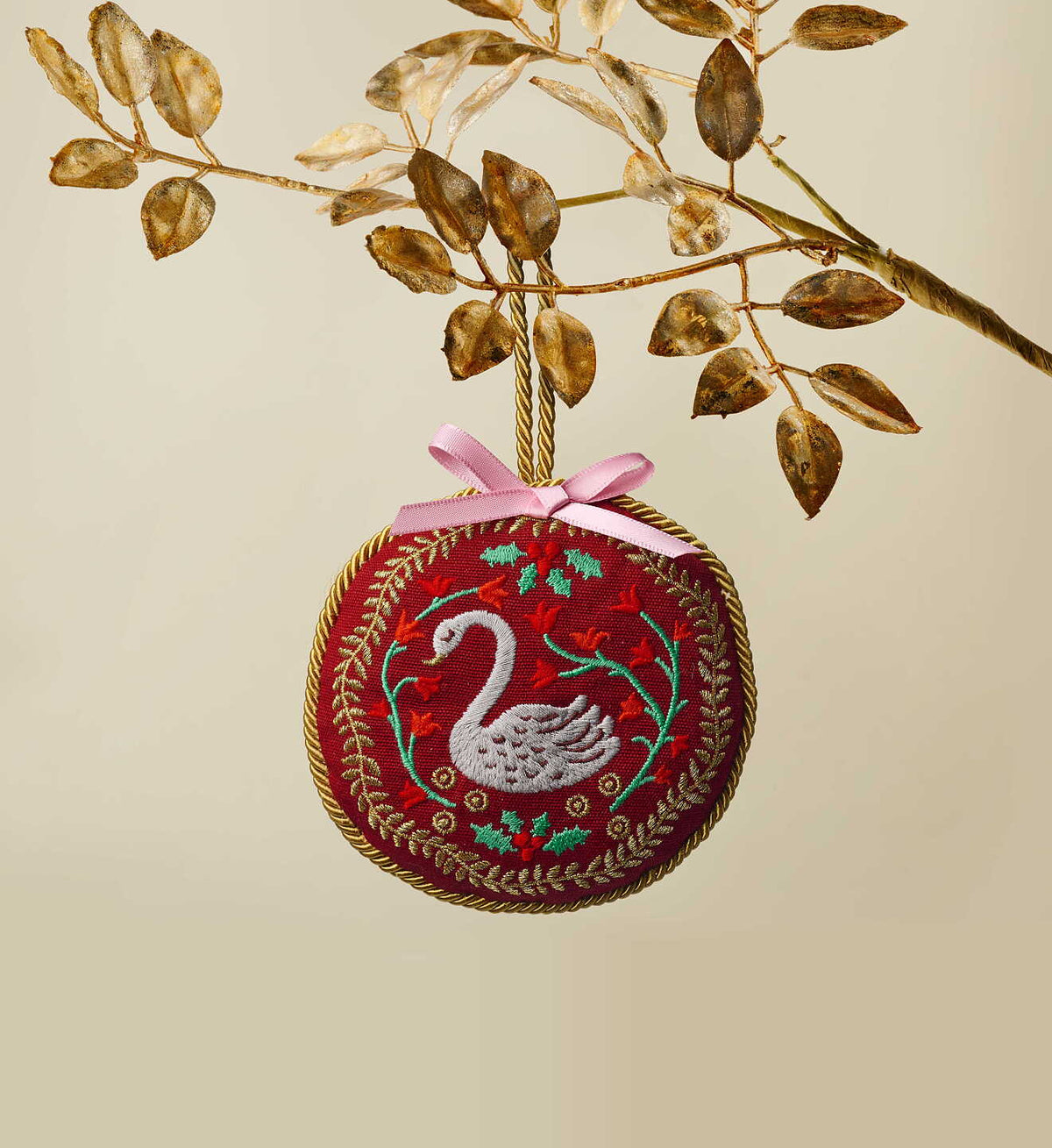 Broderet juleophæng med svane-motiv og guldsnor til ophæng · Julepynt hos Niedziella & Friends