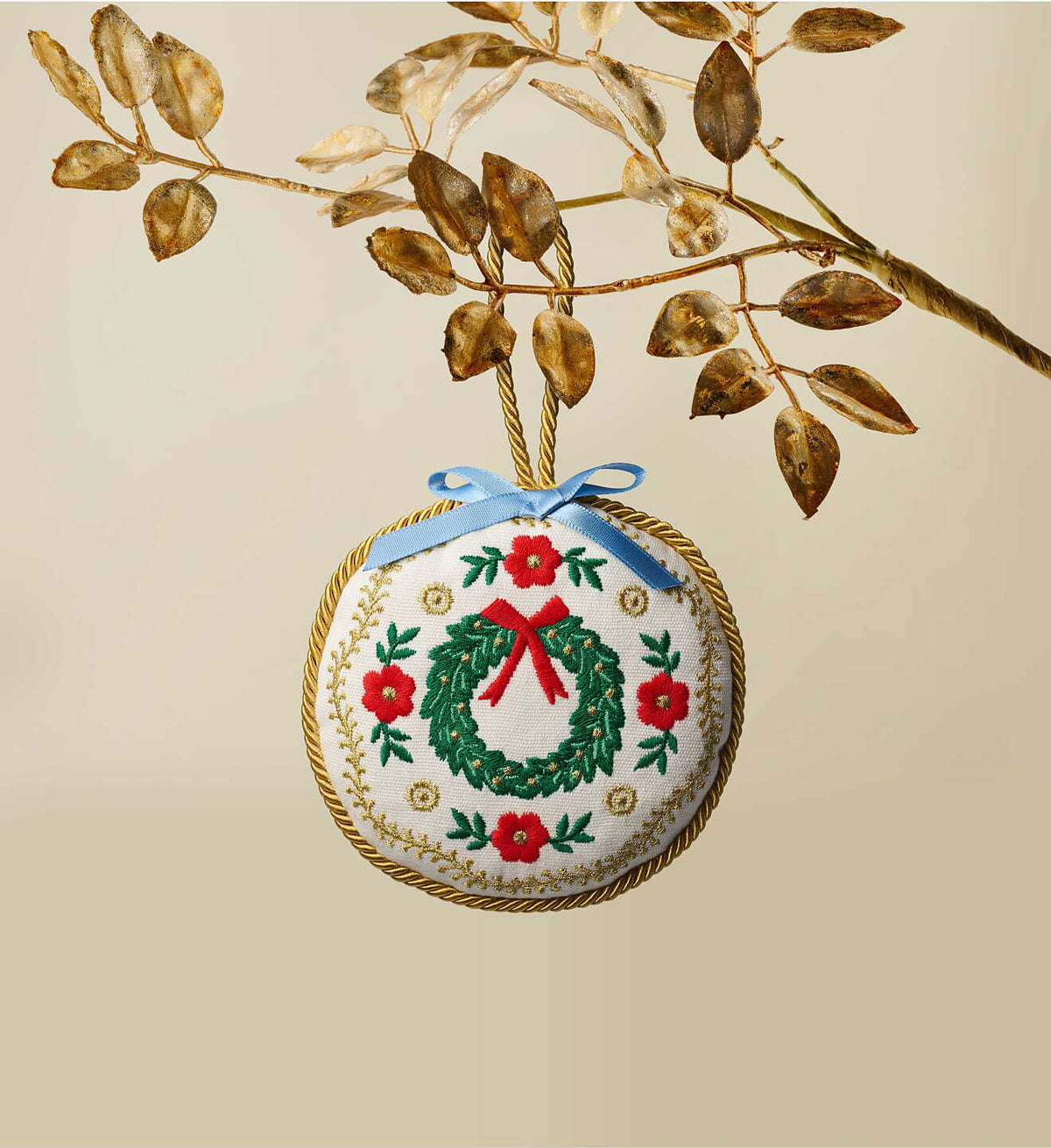 Broderet juleophæng med blomster-motiv og guldsnor til ophæng · Julepynt hos Niedziella & Friends