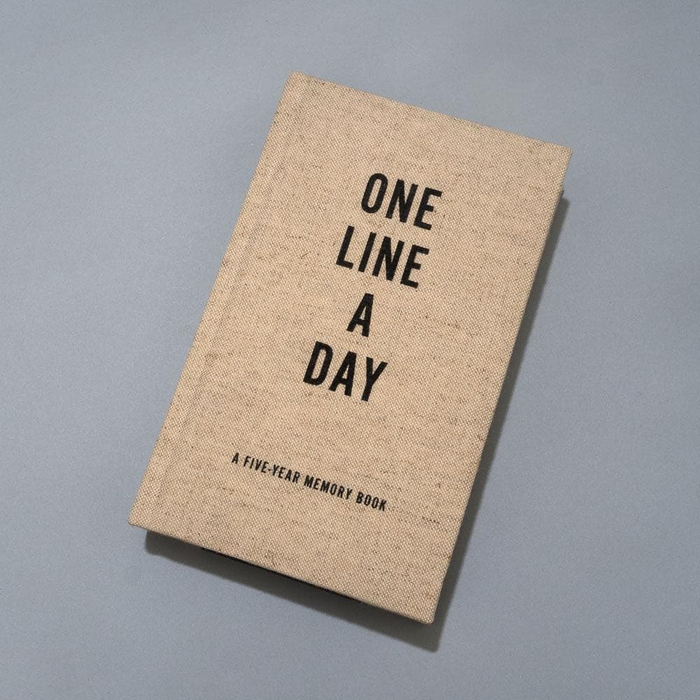 One Line A Day · Elegant kalender med canvasforside · Mindeskalender med plads til 5 år · Niedziella & Friends